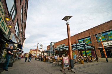 Rovaniemi/Finlandiya - 27 Haziran 2009: şehir merkezine mağazalar ve kafeler ile