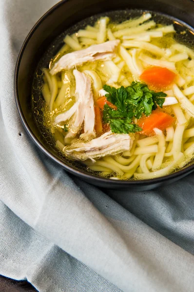 Mangkuk Sup Ayam Lezat Dengan Potongan Daging Dan Wortel — Stok Foto