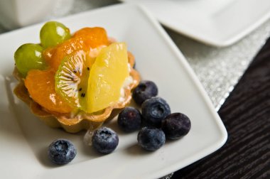 Kahve tablo olan bir lezzetli meyve pasta natürmort kompozisyon.