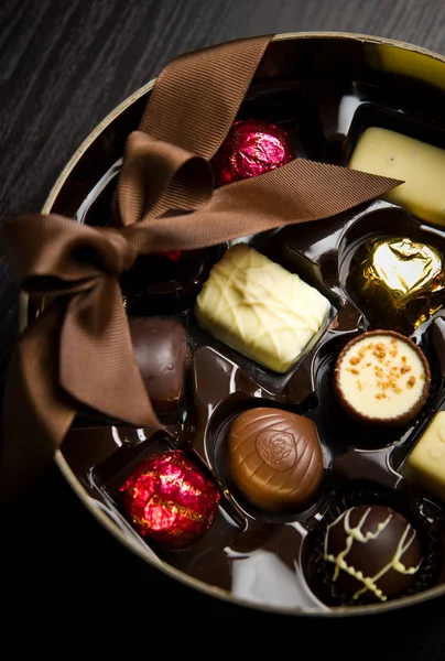 Stilleven Van Een Elegante Ronde Doos Met Heerlijke Belgische Pralines — Stockfoto