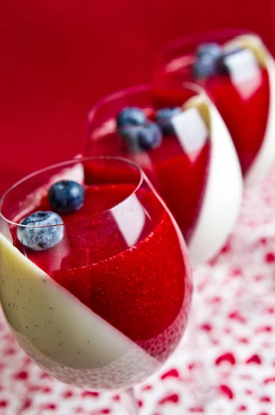 Vinné Sklenice Podává Chutné Panna Cotta Moučník Jahodovou Pěnou Smetany — Stock fotografie