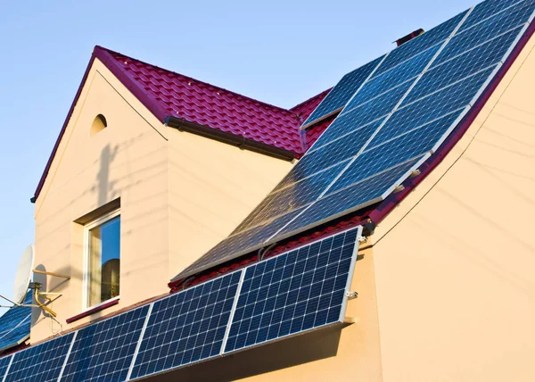 Modern Source Green Energy Solar Panels Red Tin Roof — Stock Photo, Image