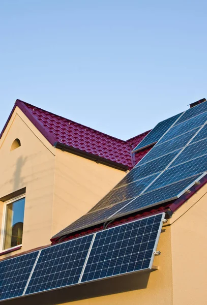Modern Enerji Kaynağı Olarak Yeşil Kırmızı Teneke Çatısında Güneş Panelleri — Stok fotoğraf