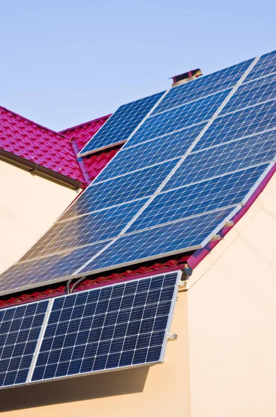 Fonte Moderna Energia Verde Painéis Solares Telhado Estanho Vermelho — Fotografia de Stock