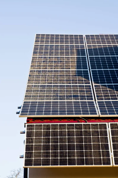 Fuente Moderna Energía Verde Paneles Solares Techo Estaño Rojo — Foto de Stock