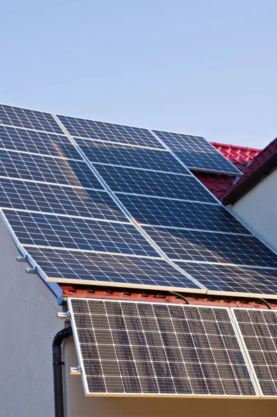 Fuente Moderna Energía Verde Paneles Solares Techo Estaño Rojo —  Fotos de Stock