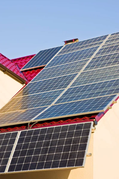 Fuente Moderna Energía Verde Paneles Solares Techo Estaño Rojo —  Fotos de Stock