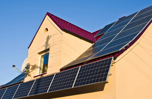 Modern Enerji Kaynağı Olarak Yeşil Kırmızı Teneke Çatısında Güneş Panelleri — Stok fotoğraf