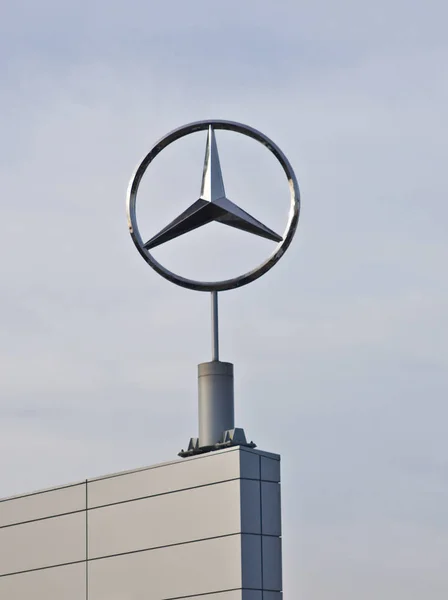 Poznan Polen Februari 7Th 2019 Mercedes Logo Ovanpå Återförsäljare Byggnad — Stockfoto