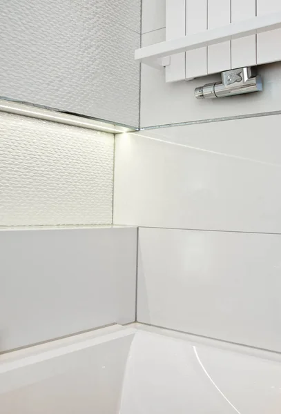 Elegante Radiatore Design Moderno Dettaglio Bagno Bianco Architettura Domestica Interna — Foto Stock
