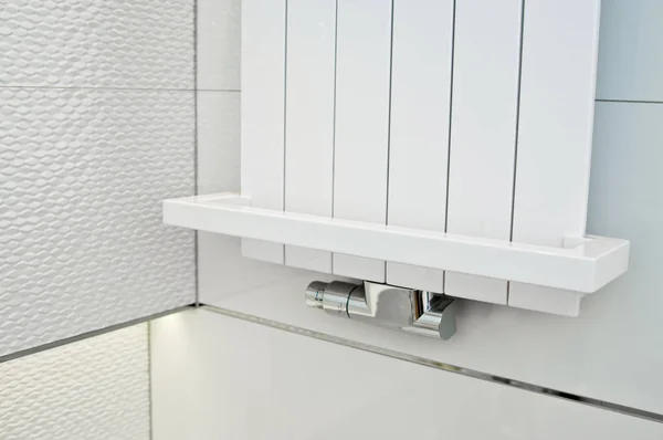 Elegante Radiador Diseño Moderno Detalle Baño Blanco Arquitectura Interior Del —  Fotos de Stock