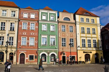 Poznan/Polonya - 6 Şubat 2019: turist ile renkli Eski Şehir Meydanı