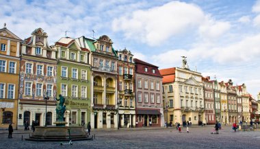 Poznan/Polonya - 6 Şubat 2019: tarihi binalar, popüler turistik destinasyon Old Town square.