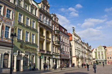 Poznan/Polonya - 6 Şubat 2019: tarihi binalar, popüler turistik destinasyon Old Town square.