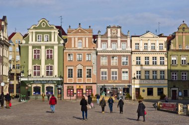 Poznan/Polonya - 6 Şubat 2019: tarihi binalar, popüler turistik destinasyon Old Town square.