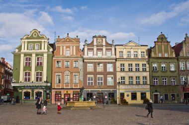 Poznan/Polonya - 6 Şubat 2019: tarihi binalar, popüler turistik destinasyon Old Town square.