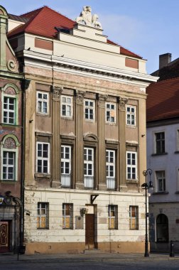 Poznan/Polonya - 6 Şubat 2019: tarihi binalar, popüler turistik destinasyon Old Town square.