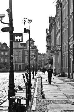 Poznan/Polonya - 6 Şubat 2019: tarihi binalar, popüler turistik destinasyon Old Town square.