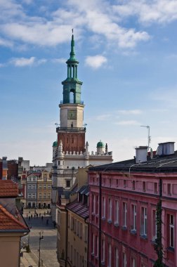 Poznan/Polonya - 6 Şubat 2019: tarihi binalar, popüler turistik destinasyon Old Town square.