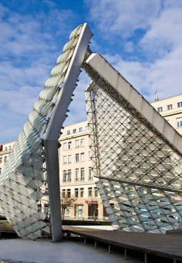 Poznan/Polonya - 6 Şubat 2019: şehir meydanında bina modern çeşme. Özgürlük Meydanı (Taba Wolnosci)