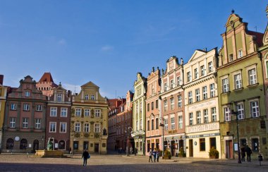 Poznan/Polonya - 6 Şubat 2019: renkli binalar Eski Şehir Meydanı'na (Stary Rynek)