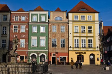 Poznan/Polonya - 6 Şubat 2019: renkli binalar Eski Şehir Meydanı'na (Stary Rynek)