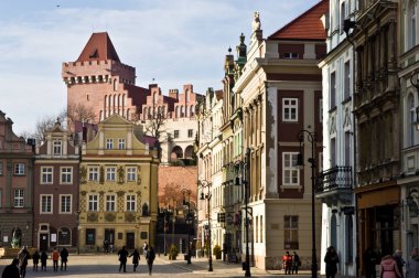 Poznan/Polonya - 6 Şubat 2019: renkli binalar Eski Şehir Meydanı'na (Stary Rynek)