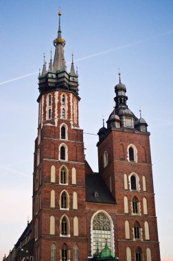 Cracow/Krakow, Polonya - ünlü dönüm noktası, Mariacki kilise veya mavi gökyüzü katedralde
