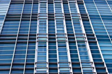 Modern tasarım uzun boylu ofis binası Poznan Polonya.