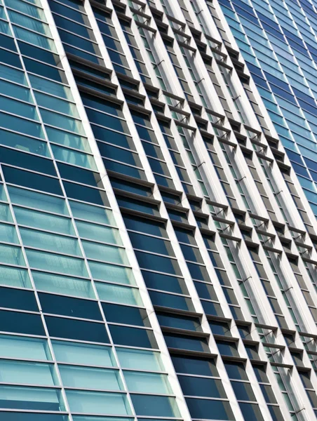 Modern tasarım uzun boylu ofis binası Poznan Polonya.