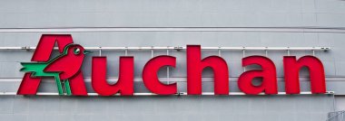 Poznan/Polonya - 7 Şubat 2019: King Cross öğretmeni Alışveriş Merkezi, Auchan işareti