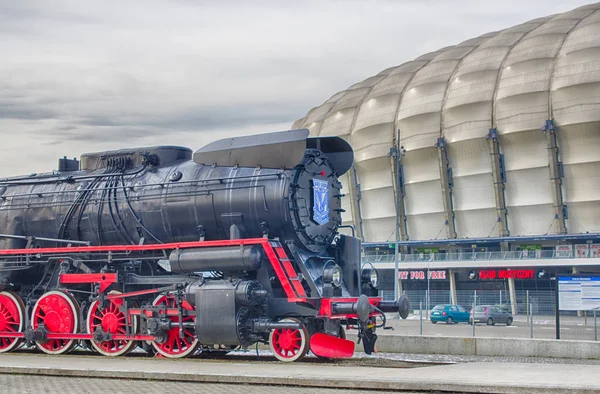 Poznan/Polonya - 7 Şubat 2019: Lech Poznan dış futbol kulübü stadyum. Club sembolü olarak eski tren.