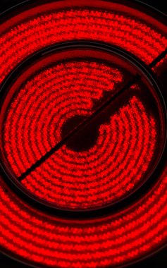 Yakın çekim sıcak elektrikli ocağın veya hob. Canlı kırmızı Isıtma elemanları.