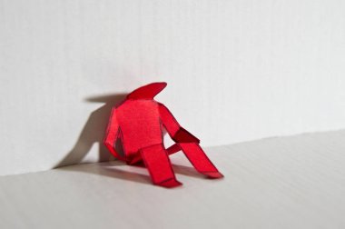 Yalnız bir adamın kağıt kesme bir duvara yapılmış soyut resim.