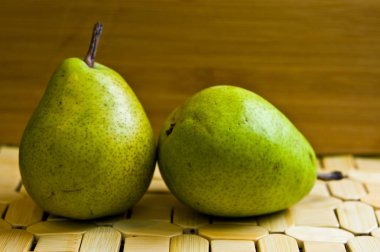 Taze yeşil organik armut meyve ahşap kesme tahtası arka plan.