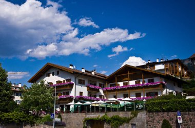 Castelrotto veya Kastelruth/İtalya, 11th Temmuz 2015: tipik dağ evleri bir tepe, konuk evleri, turistik konaklama