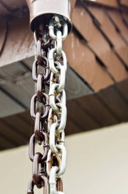 Mimari detay bir ıslak rainchain veya yağmur-zincir. 