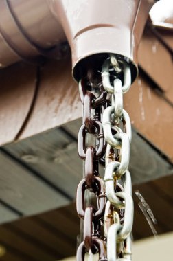 Mimari detay bir ıslak rainchain veya yağmur-zincir. 
