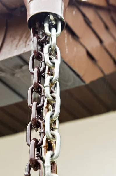 Mimari detay bir ıslak rainchain veya yağmur-zincir. 
