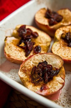 Pişmiş elma tarçın ve cranberries ile lezzetli tatlı.