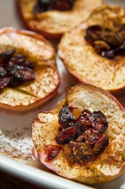 Pişmiş elma tarçın ve cranberries ile lezzetli tatlı.