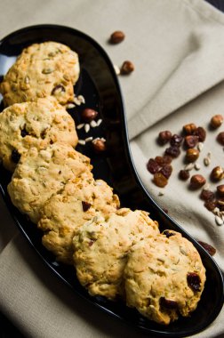 Sağlıklı ve besleyici ev yapımı kurabiye yapılmış un, tereyağı, ayçiçeği tohumu, kızılcık, Kuru üzüm ve fındık. Lezzetli diyet gıda.