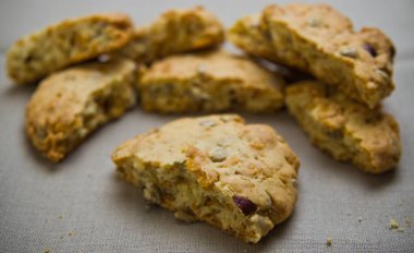 Sağlıklı ve besleyici ev yapımı kurabiye yapılmış un, tereyağı, ayçiçeği tohumu, kızılcık, Kuru üzüm ve fındık. Lezzetli diyet gıda.