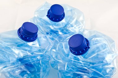 İzole bir plastik Beş litre su şişesi.