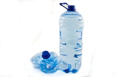 İzole bir plastik Beş litre su şişesi.