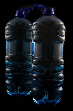 İzole bir plastik Beş litre su şişesi.