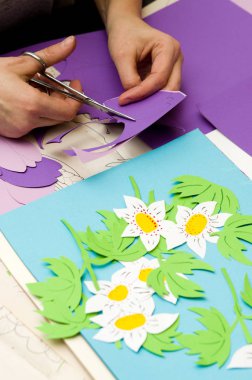 Kadının kağıt kesik yapması