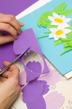 Kadının kağıt kesik yapması