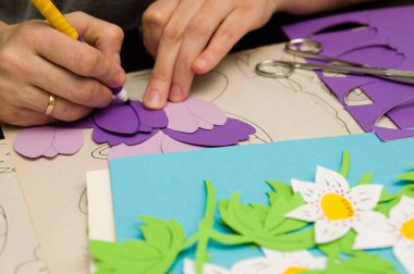 Kadının kağıt kesik yapması