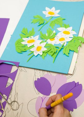 Kadının kağıt kesik yapması